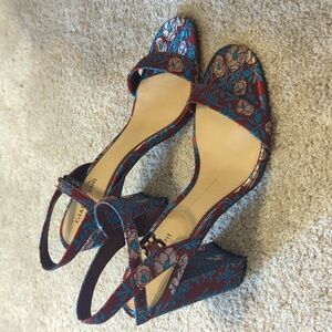 Gorgeous Gianni Bini tapestry floral heels